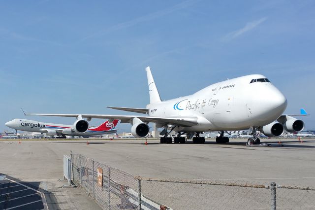 Boeing 747-400 (N976BA) - Pacific Air Cargo/Kalitta Air at LAX with a Cargolux B748 taking off in the background. 