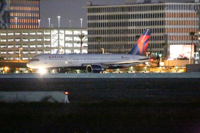 Boeing 757-200 (N547US)