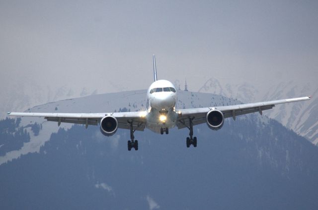 Boeing 757-200 (G-FCLJ) - landing runway 08 at Innsbruck