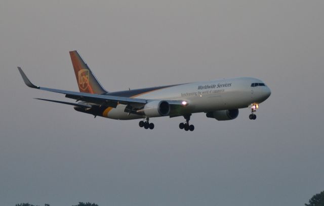 BOEING 767-300 (N334UP) - N334UP on final at sunset to Runway 15 in Sioux Falls SD