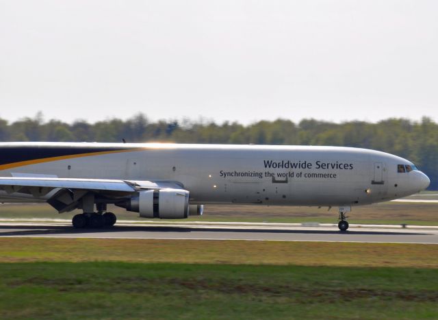 Boeing MD-11 (N259UP) - slowing down on RW 32R