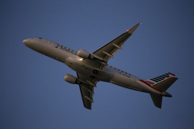 Embraer 175 (N206NN)