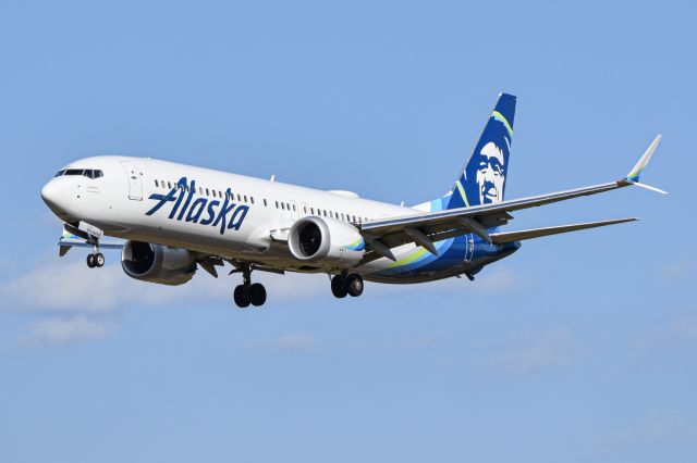 Boeing 737 MAX 9 (N985AK)