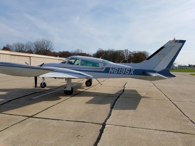 Cessna 310 (N6195X)