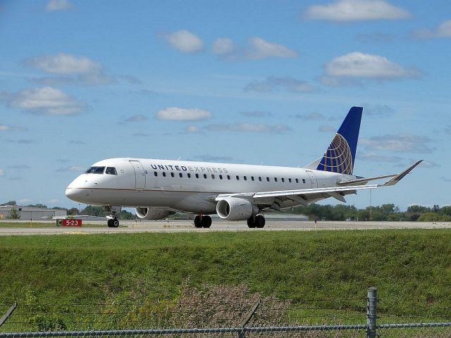 Embraer 175 (N724YX)