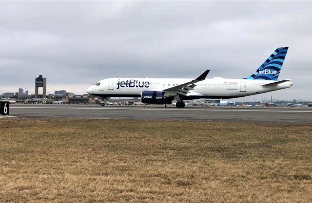 Airbus A220-300 (N3008J)