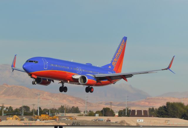 Boeing 737-800 (N8630B)