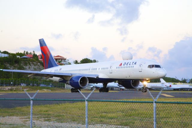 Boeing 757-200 (N644DL) - Turning onto the runway in Sint Maarten - one of the last big jet departures of the day, this Delta Airlines 757