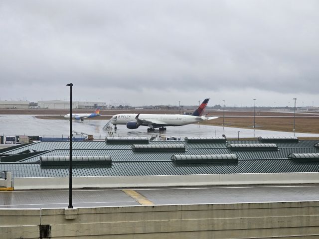 Airbus A350-900 (N575DZ)