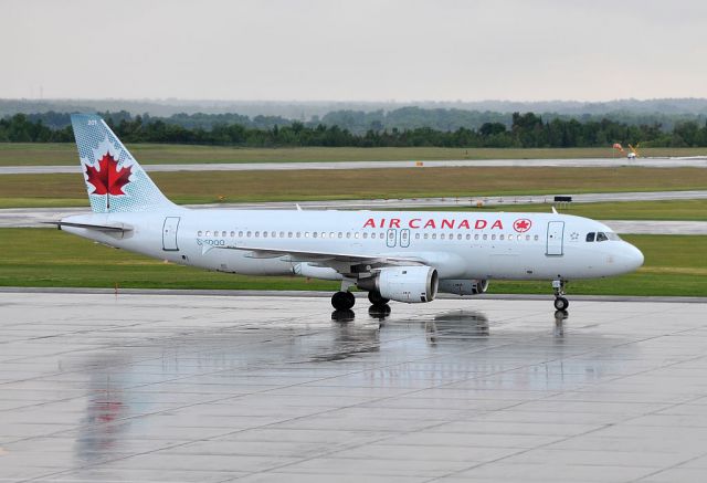 Airbus A320 (C-FDQQ)