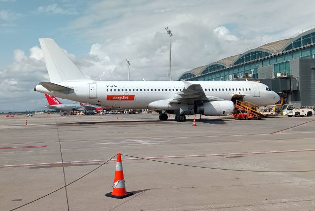 Airbus A320 (YL-LDK) - easyJet - A320-232 (YL-LDK) on stand at ALC. (Photo Oct 2022)