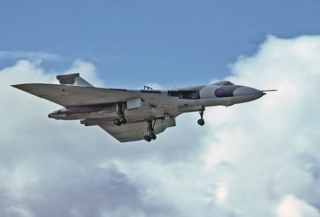 — — - UK - AIR FORCE - AVRO 698 VULCAN K2 - REG XM571 - EDINBURGH RAAF BASE ADELAIDE SA. AUSTRALIA - YPED (7/4/1980)