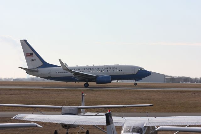 Boeing 737-700 (N10041) - VENUS 31 on the go runway 27