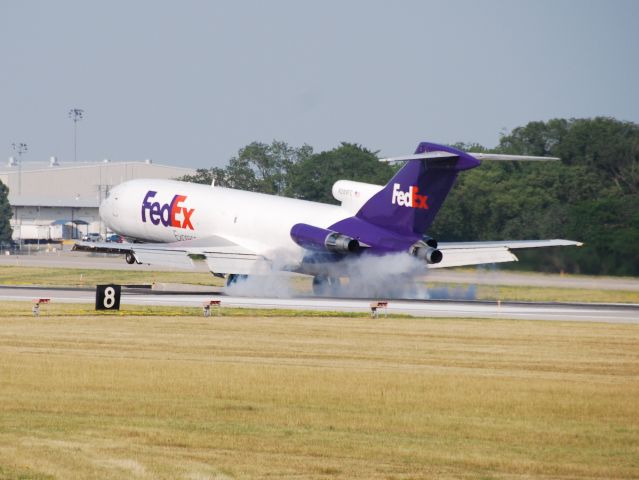 BOEING 727-200 (N288FE) - 727-200 landing runway 5 June 24th.