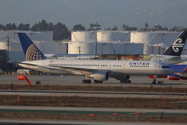 Boeing 757-200 (N562UA)