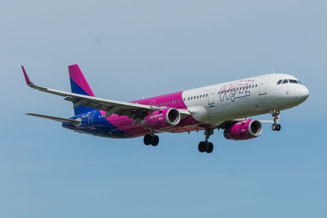 Airbus A321 (HA-LTB) - WAW Spotting