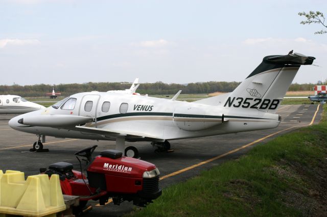 Eclipse 500 (N352BB) - Seen on 15-Apr-12 prior to departure for KGNV.