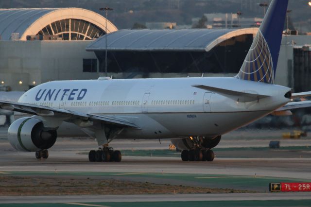 Boeing 777-200 (N206UA)