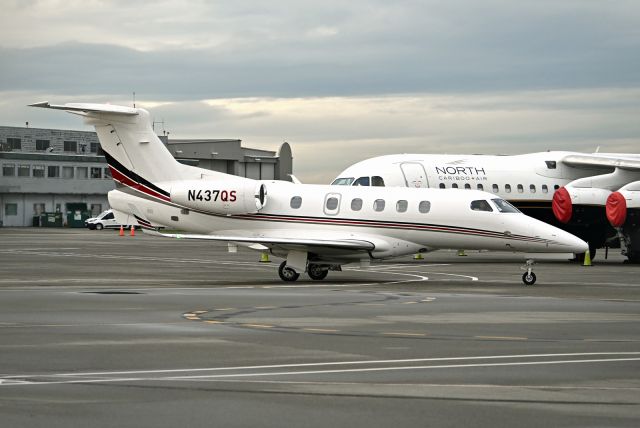 Embraer Phenom 300 (N437QS)