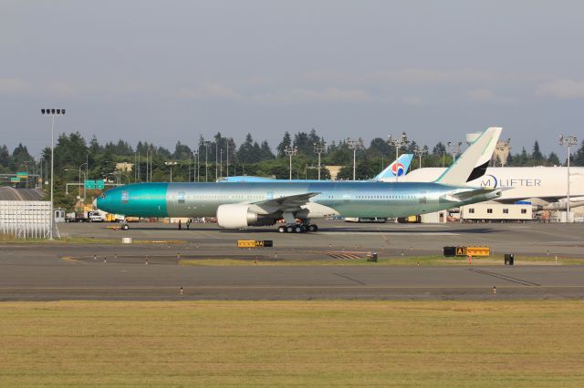 BOEING 777-300ER (A6-EGW)