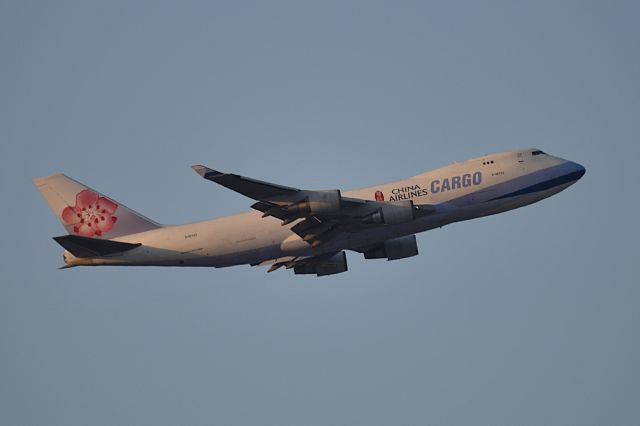 Boeing 747-400 (B-18723) - 05-09-25 09R Departure. Shot from Irving Park Road.