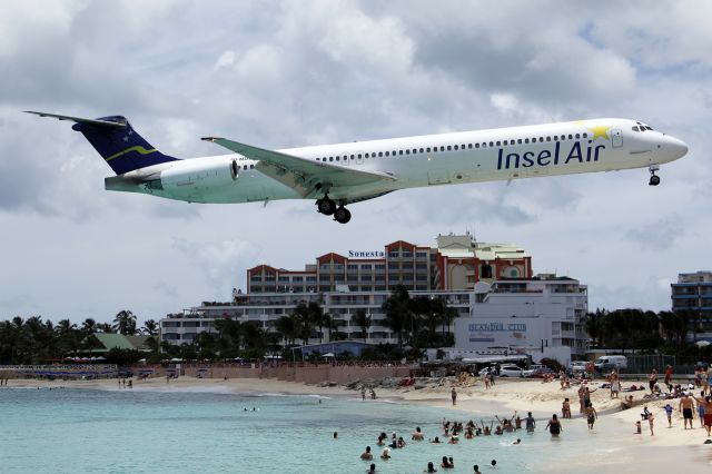 McDonnell Douglas MD-82 (PJ-MDE)