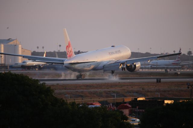 BOEING 777-300ER (B-18001)