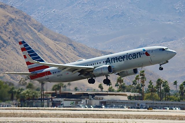 Boeing 737-700 (N881NN)