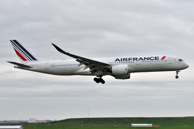 Airbus A350-900 (F-HTYB) - 10-C 05-06-22 in the rain.