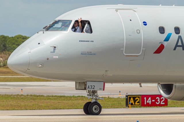 Embraer 175 (N432YX)