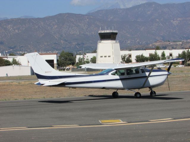 Cessna Skylane (N4978T) - Taxiing at Brackett Field