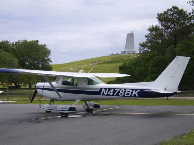 Cessna 152 (N478BK) - N478BK at KFFA, with Wright Brothers memorial in the background.