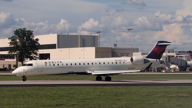 Canadair Regional Jet CRJ-700 (N717EV)