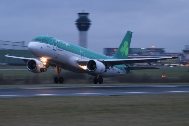 Airbus A320 (EI-DEC) - EI203 on the way back to Dublin.