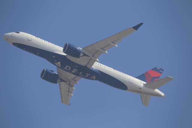 Airbus A220-300 (N308DU)