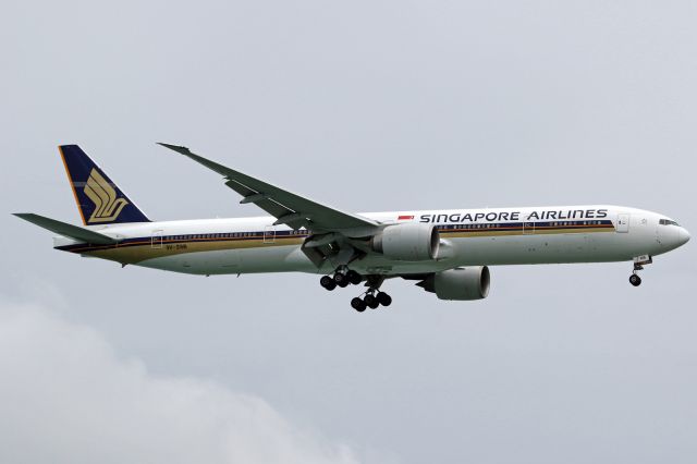 BOEING 777-300 (9V-SWA)