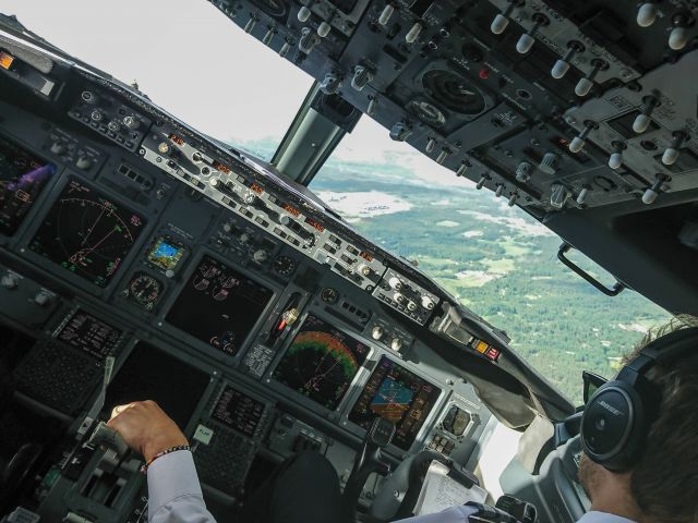 BOEING 737-600 (LN-RCW) - Making the last turn for landing at Helsinki-Vanda Airport.