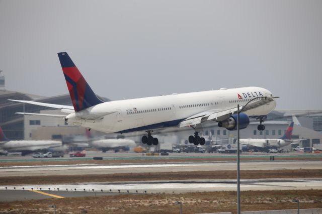 BOEING 767-400 (N831MH)