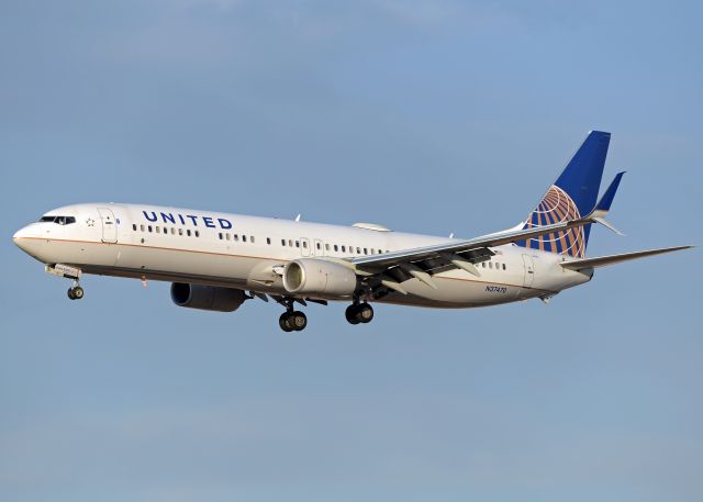 Boeing 737-900 (N37470)
