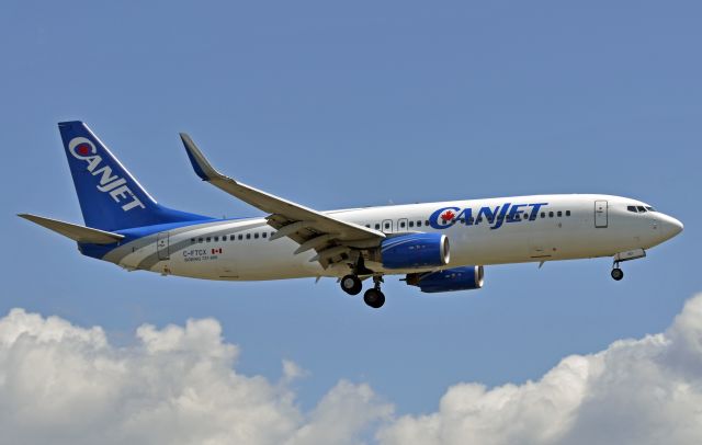 Boeing 737-800 (C-FTCX)