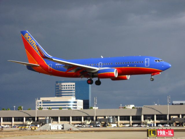 Boeing 737-700 (N290WN) - Landing on RWY 19R