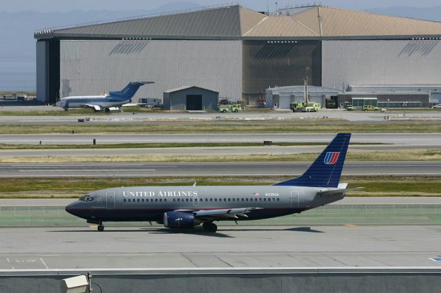 BOEING 737-300 (N335UA) - KSFO - UAL 737-300 on taxi to the gate after landing at SFO April 2005.