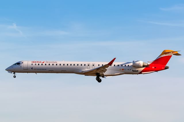 Bombardier CRJ-1000 (EC-MJP)