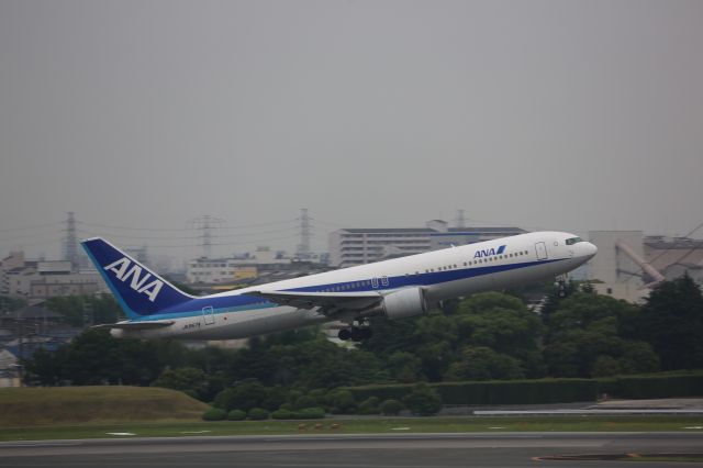 BOEING 767-300 (JA8674)