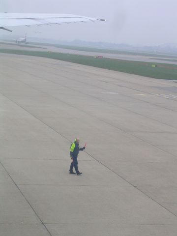 Boeing 777-200 (N791AN) - Ground guide on the push back, AA 47, LHR to ORD. 031611