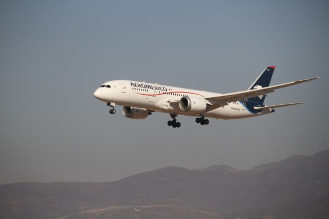 Boeing 787-8 (N966AM) - FINAL APPROACH 27 MMTJ