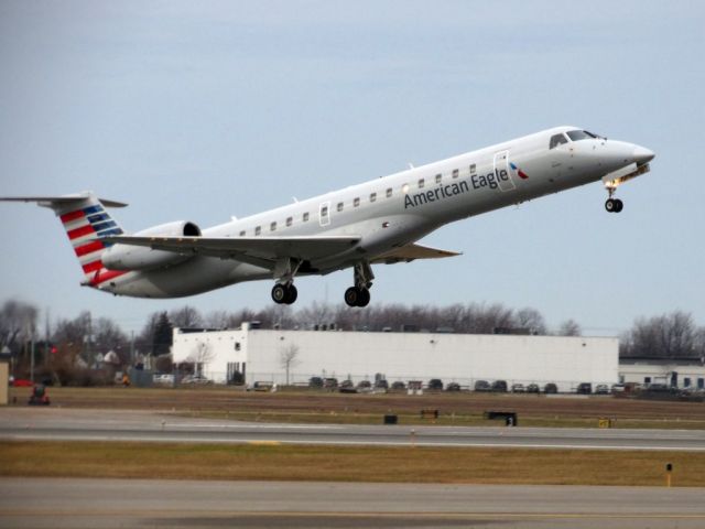 Embraer ERJ-145 (N660CL)