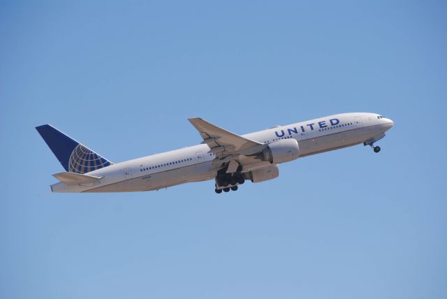 Boeing 777-200 (N78001) - 3/4/2016: United Boeing 777-224ER departing Runway 33L at KIAH. 