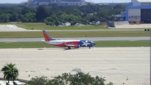 BOEING 737-300 (N352SW) - Headed to runway