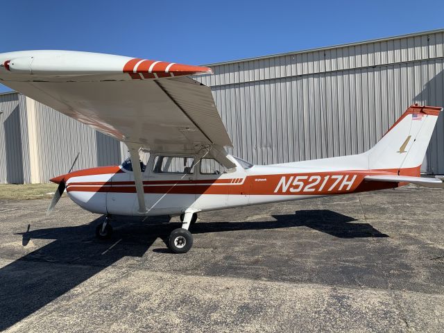 Cessna Skyhawk (N5217H) - A beautiful 1975 Cessna 172M Skyhawk! This little plane is my training plane and it has some memories and it very reliable. 